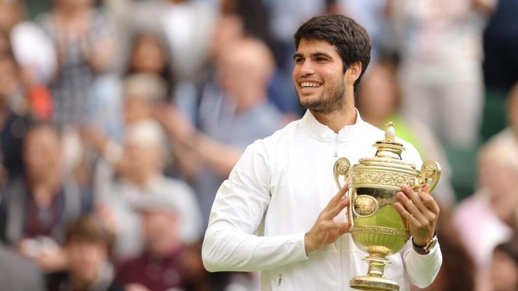 Carlos Alcaraz, tenista espanhol, levantando a taça de campeão em wimbledon 2023